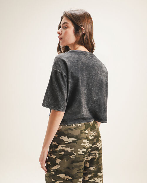 Playera Negra Con Aplicaciones
