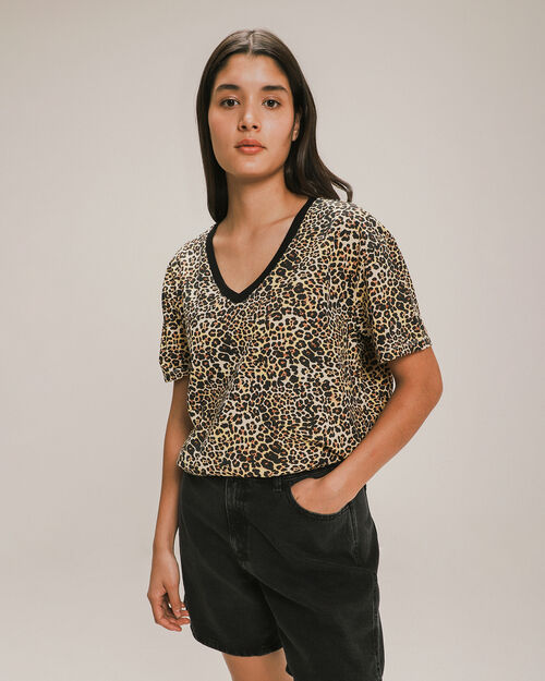 Playera Cuello V Animal Print