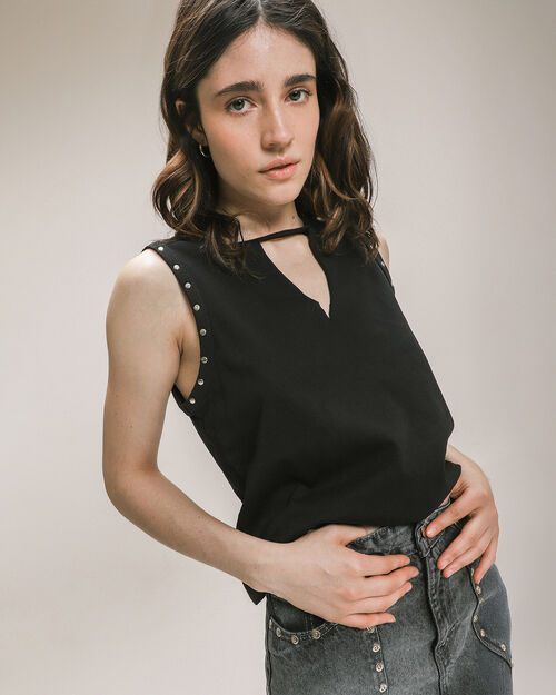Playera Negra Con Aplicaciones