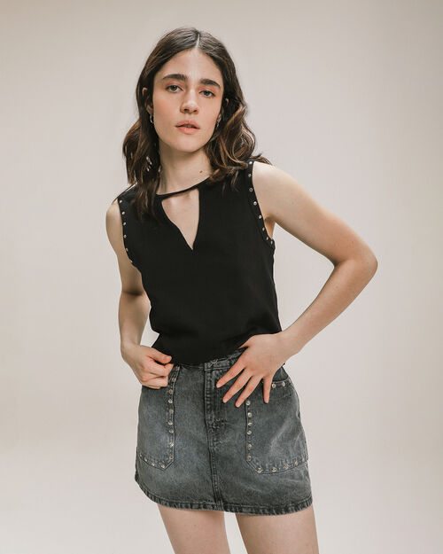 Playera Negra Con Aplicaciones
