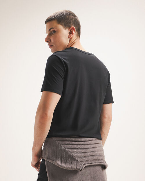 Playera Negra Cuello V