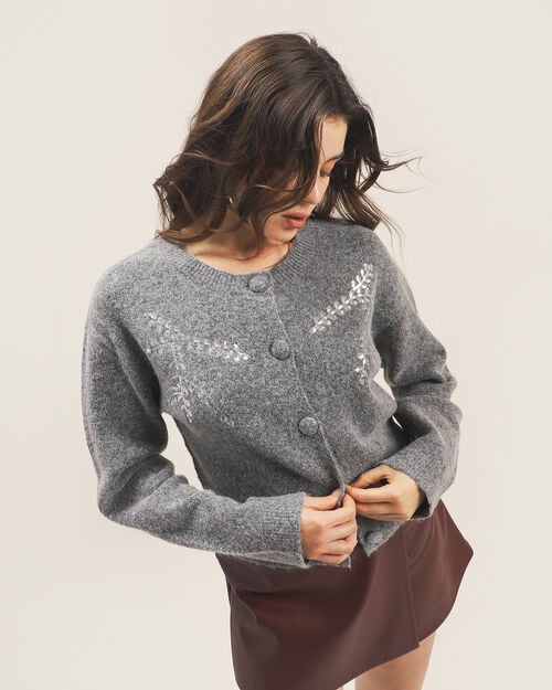 Su&eacute;ter Gris Bordado