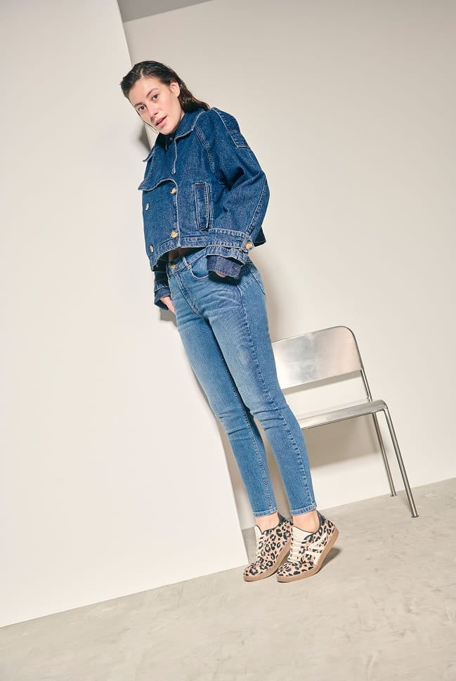 modelo mujer con jeans push up