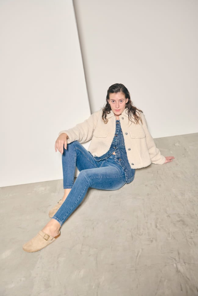 modelo con skinny jeans