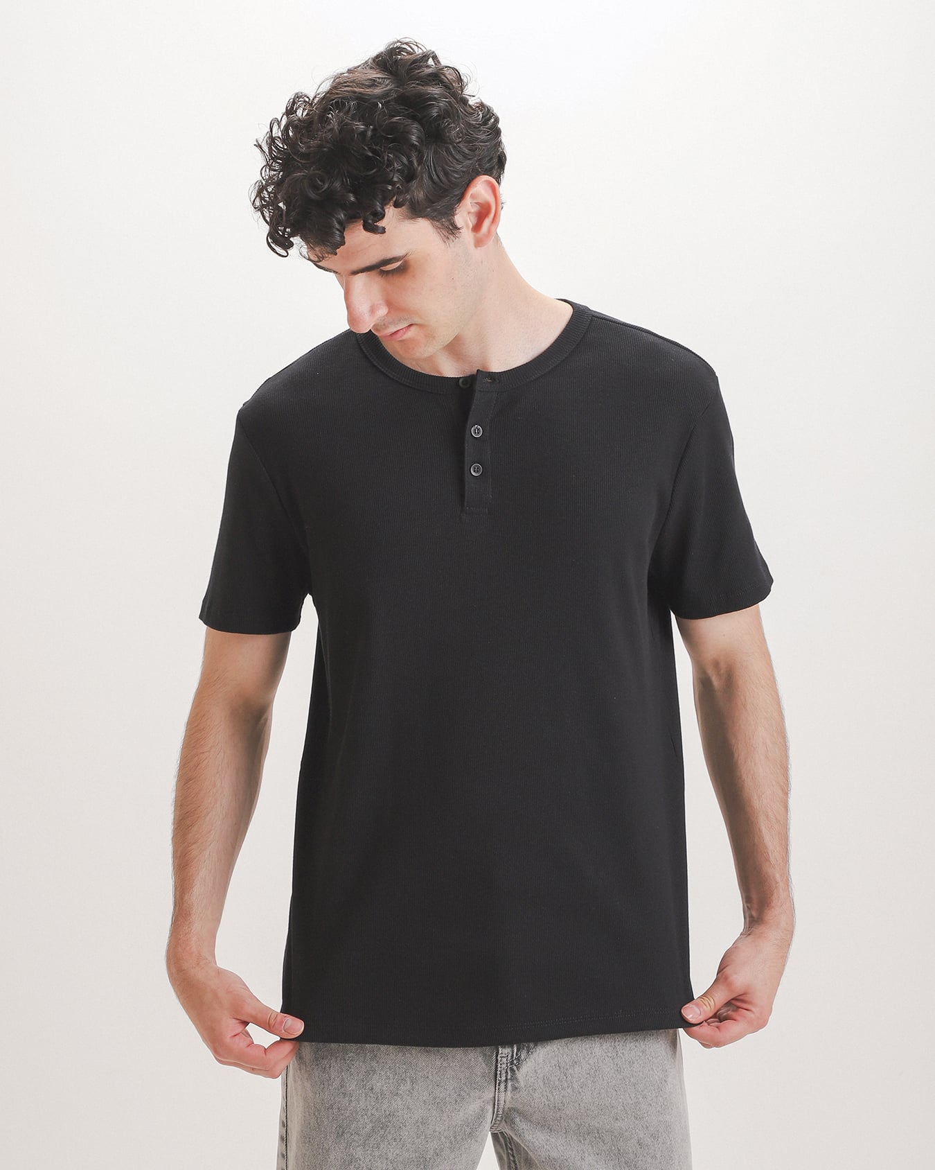 Playera Henley Negra
